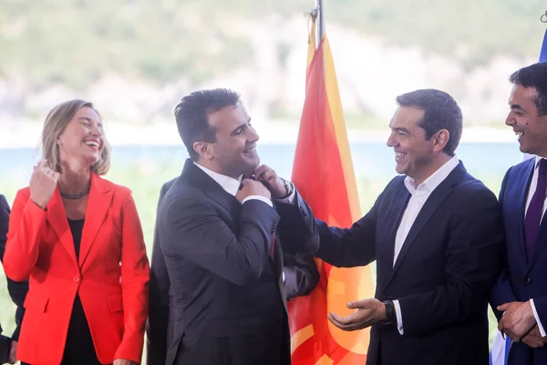Prespes 2018年6月17日 希腊总理亚历克西斯齐普拉斯 和他的马其顿对口 Zaev 在签署协议为马其顿的新的名字在村庄 Psarades — 图库照片