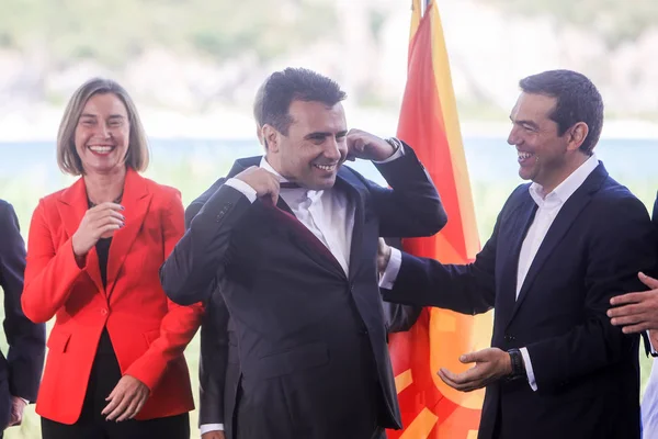 Prespes 2018年6月17日 希腊总理亚历克西斯齐普拉斯 和他的马其顿对口 Zaev 在签署协议为马其顿的新的名字在村庄 Psarades — 图库照片