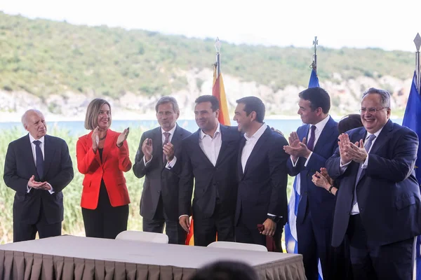 Prespes - Yunanistan, 17 Haziran'da Yunan Başbakanı A. Tsipras ile 2018:Family fotoğraf ve Makedonya'nın Psarades köyü yeni adı için bir imzalama anlaşması sırasında Makedonya mevkidaşı Z. Zaev