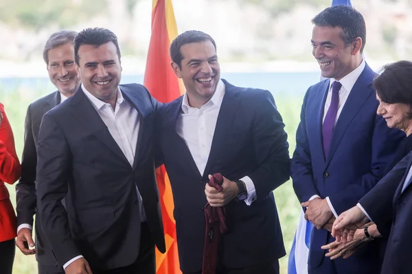 Prespes - Yunanistan, 17 Haziran 2018: Yunan Başbakanı Alexis Tsipras(R) ve Makedonya'nın Psarades köyü yeni adı için bir imzalama anlaşması sırasında Makedonya mevkidaşı Zoran Zaev(L)