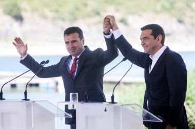 Prespes - Yunanistan, 17 Haziran 2018: Greek Prime Minister Alexis Tsipras (R) ve Makedonya'nın Psarades köyü yeni adı için bir imzalama anlaşması sırasında Makedonya mevkidaşı Zoran Zaev (L)