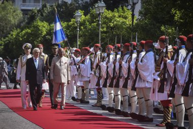 Atina - Yunanistan, 18 Haziran 2018: Yunan Cumhurbaşkanı Prokopis Pavlopoulos (L) ve Hint mevkidaşı Kral evzoni korumak Atina'da resmi bir karşılama merasimi sırasında Ram Nath Kovind (R) İnceleme 