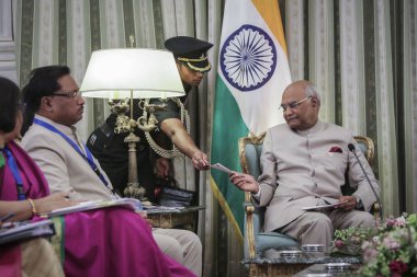 Atina - Yunanistan, 18 Haziran 2018: Yunanistan'ın Başbakanı Alexis Tsipras, yaptıkları toplantıda Atina, Yunanistan, Hindistan Cumhurbaşkanı Ram Nath Kovind (R) dinler