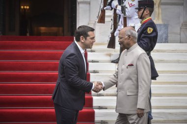 Atina - Yunanistan, 18 Haziran 2018: Olarak Kovind Yunanistan'ın resmi ziyaret için geldi Greek Prime Minister Alexis Tsipras (R) el ile Hindistan'ın Başkan Ram Nath Kovind (L) Maximos malikânedeki sallıyor. 