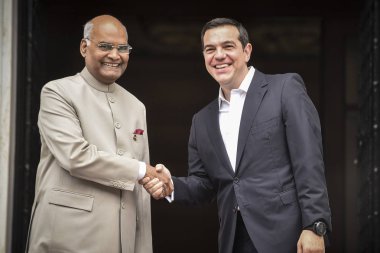 Atina - Yunanistan, 18 Haziran 2018: Olarak Kovind Yunanistan'ın resmi ziyaret için geldi Greek Prime Minister Alexis Tsipras (R) el ile Hindistan'ın Başkan Ram Nath Kovind (L) Maximos malikânedeki sallıyor. 