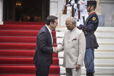 Atina - Yunanistan, 18 Haziran 2018: Olarak Kovind Yunanistan'ın resmi ziyaret için geldi Greek Prime Minister Alexis Tsipras (R) el ile Hindistan'ın Başkan Ram Nath Kovind (L) Maximos malikânedeki sallıyor. 