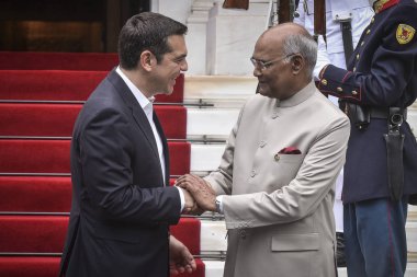 Atina - Yunanistan, 18 Haziran 2018: Olarak Kovind Yunanistan'ın resmi ziyaret için geldi Greek Prime Minister Alexis Tsipras (R) el ile Hindistan'ın Başkan Ram Nath Kovind (L) Maximos malikânedeki sallıyor. 