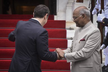 Atina - Yunanistan, 18 Haziran 2018: Olarak Kovind Yunanistan'ın resmi ziyaret için geldi Greek Prime Minister Alexis Tsipras (R) el ile Hindistan'ın Başkan Ram Nath Kovind (L) Maximos malikânedeki sallıyor. 