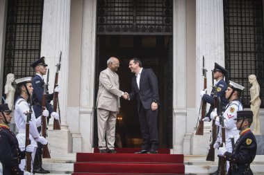 Atina - Yunanistan, 18 Haziran 2018: Olarak Kovind Yunanistan'ın resmi ziyaret için geldi Greek Prime Minister Alexis Tsipras (R) el ile Hindistan'ın Başkan Ram Nath Kovind (L) Maximos malikânedeki sallıyor. 