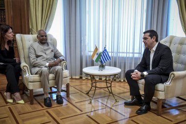 Atina - Yunanistan, 18 Haziran 2018: Olarak Kovind Yunanistan'ın resmi ziyaret için geldi Greek Prime Minister Alexis Tsipras (R) el ile Hindistan'ın Başkan Ram Nath Kovind (L) Maximos malikânedeki sallıyor. 