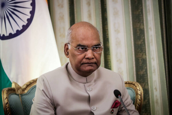 Афины - Греция, 18 июня 2018 года: Президент Индии Рам Нат Ковинд (R) прислушивается к премьер-министру Греции Алексису Ципрасу на их встрече в Афинах, Греция
