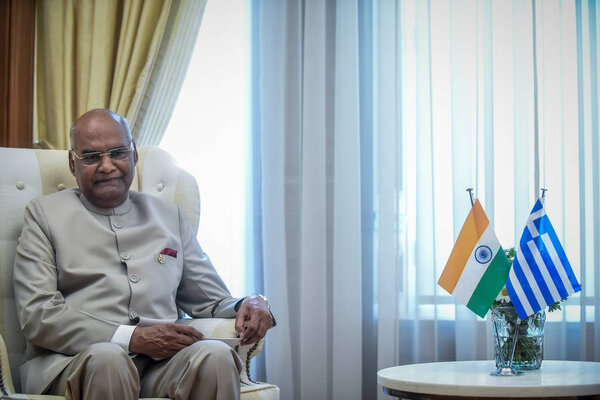 Афины - Греция, 18 июня 2018 года: Президент Индии Рам Нат Ковинд (R) прислушивается к премьер-министру Греции Алексису Ципрасу на их встрече в Афинах, Греция
