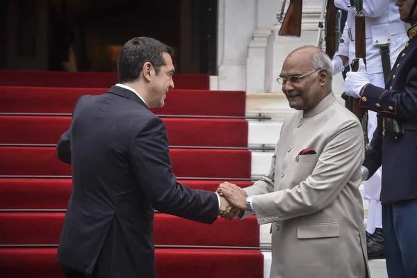 Atina - Yunanistan, 18 Haziran 2018: Olarak Kovind Yunanistan'ın resmi ziyaret için geldi Greek Prime Minister Alexis Tsipras (R) el ile Hindistan'ın Başkan Ram Nath Kovind (L) Maximos malikânedeki sallıyor. 
