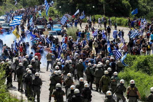Pisoderi Yunanistan Temmuz 2018 Protestors Yunan Bayrakları Çatışma Çevik Kuvvet — Stok fotoğraf
