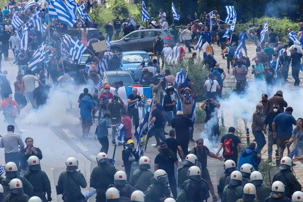 Pisoderi Yunanistan Temmuz 2018 Protestors Yunan Bayrakları Çatışma Çevik Kuvvet — Stok fotoğraf