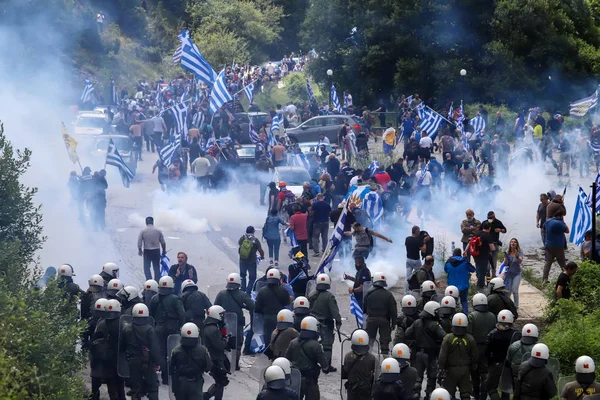 Pisoderi ギリシャのフラグは ギリシャの外相として抗議中に暴動の警察と衝突し マケドニア マケドニアの名前の変更に関する予備的合意の署名を保持しているギリシャでは 2018 Protestors — ストック写真