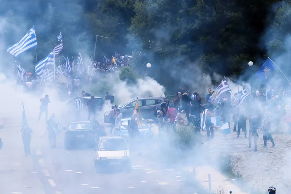 Pisoderi Grèce Juillet 2018 Des Manifestants Tenant Des Drapeaux Grecs — Photo