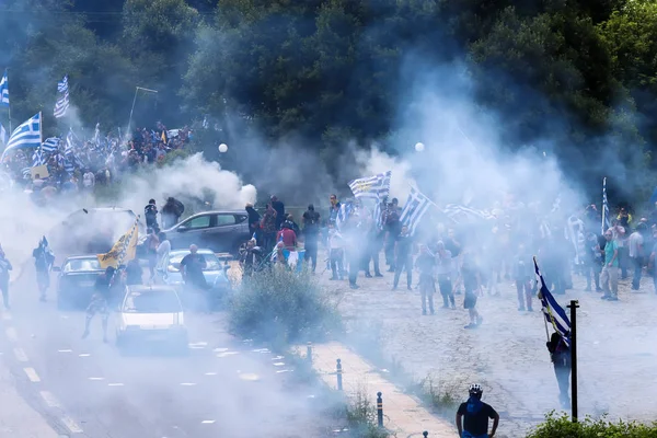 Pisoderi Grèce Juillet 2018 Des Manifestants Tenant Des Drapeaux Grecs — Photo