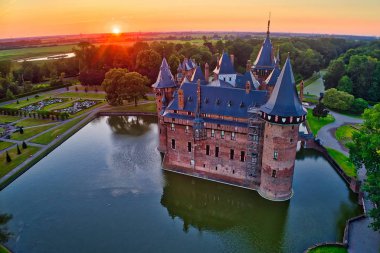 Ortaçağ Kalesi De Haar batımında Hollanda, Europe havadan görünümü. Mevcut binalar bütün 1892 orijinal kale tarihten üzerine inşa edilmiştir. HDR görüntü
