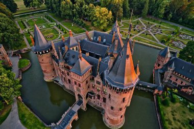 Ortaçağ Kalesi De Haar batımında Hollanda, Europe havadan görünümü. Mevcut binalar bütün 1892 orijinal kale tarihten üzerine inşa edilmiştir. HDR görüntü