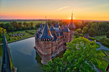 Ortaçağ Kalesi De Haar batımında Hollanda, Europe havadan görünümü. Mevcut binalar bütün 1892 orijinal kale tarihten üzerine inşa edilmiştir. HDR görüntü