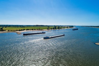 Hollanda sahip bir bölgede Ren Nehri geçerken hava görünümünü ticari gemi