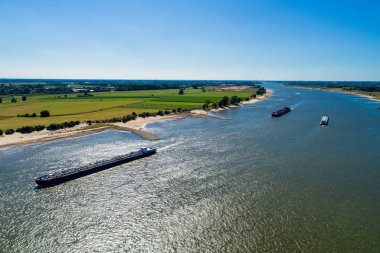 Hollanda sahip bir bölgede Ren Nehri geçerken hava görünümünü ticari gemi