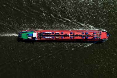 Hollanda sahip bir bölgede Ren Nehri geçerken hava görünümünü ticari gemi