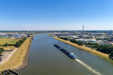 Rhine - Hollanda, 14 Temmuz 2018: Hollanda'nın bir alanda Ren Nehri geçerken hava görünümünü ticari gemi