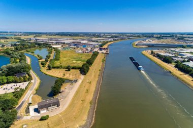 Rhine - Hollanda, 14 Temmuz 2018: Hollanda'nın bir alanda Ren Nehri geçerken hava görünümünü ticari gemi