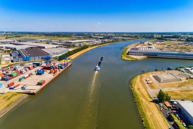 Rhine - Hollanda, 14 Temmuz 2018: Hollanda'nın bir alanda Ren Nehri geçerken hava görünümünü ticari gemi