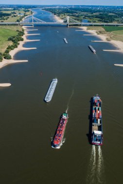 Rhine - Hollanda, 14 Temmuz 2018: Hollanda'nın bir bölgede Ren Nehri geçerken hava görünümünü ticari gemi