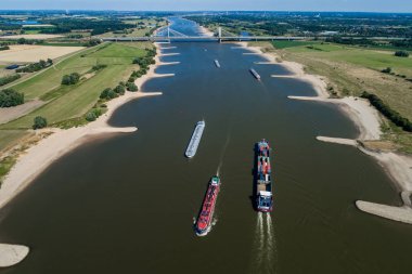 Rhine - Hollanda, 14 Temmuz 2018: Hollanda'nın bir bölgede Ren Nehri geçerken hava görünümünü ticari gemi
