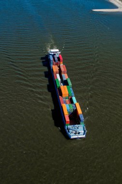 Rhine - Hollanda, 14 Temmuz 2018: Hollanda'nın bir bölgede Ren Nehri geçerken bir konteyner ile bir ticaret gemisine havadan görünümü