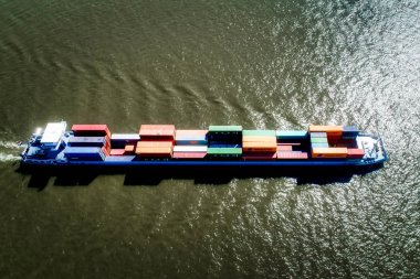 Rhine - Hollanda, 14 Temmuz 2018: Hollanda'nın bir bölgede Ren Nehri geçerken bir konteyner ile bir ticaret gemisine havadan görünümü