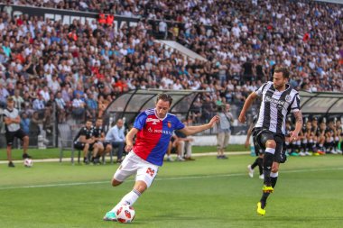 Thessaloniki, Yunanistan - 24 Temmuz 2018: Oyuncu, Basel Luca Zuffi (L) eylem Uefa Şampiyonlar Ligi ikinci ön eleme turu sırasında 1 Paok rakip Basel maçı Toumba Stadı'nda oynanan