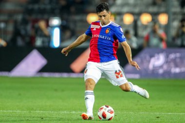 Thessaloniki, Yunanistan - 24 Temmuz 2018: Oyuncu, Basel Blas Riveros eylem Uefa Şampiyonlar Ligi ikinci ön eleme turu sırasında 1 Paok rakip Basel maçı Toumba Stadı'nda oynanan
