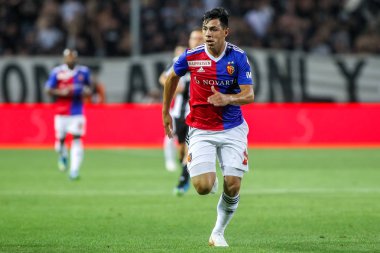 Thessaloniki, Yunanistan - 24 Temmuz 2018: Oyuncu, Basel Blas Riveros eylem Uefa Şampiyonlar Ligi ikinci ön eleme turu sırasında 1 Paok rakip Basel maçı Toumba Stadı'nda oynanan
