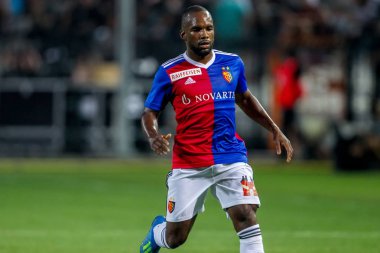 Thessaloniki, Yunanistan - 24 Temmuz 2018: Oyuncu, Basel Aldo Kalulu eylem Uefa Şampiyonlar Ligi ikinci ön eleme turu sırasında 1 Paok rakip Basel maçı Toumba Stadı'nda oynanan