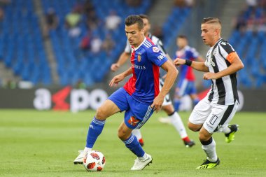 Basel, İsviçre - 1 Ağustos 2018: Basel oyuncu Kevin Bua(L) ve Pelkas(R) Paok eylem Paok rakip arasındaki Uefa Şampiyonlar Ligi maç sırasında Basel St. Jakob-Park Stadı'nda oynanan
