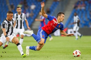 Basel, İsviçre - 1 Ağustos 2018: Basel oyuncu Kevin Bua(R) ve Pelkas(L) Paok eylem Paok rakip arasındaki Uefa Şampiyonlar Ligi maç sırasında Basel St. Jakob-Park Stadı'nda oynanan