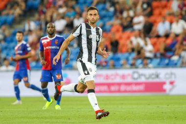 Basel, İsviçre - 1 Ağustos 2018: Oyuncu Paok Mauricio eylem Paok rakip arasındaki Uefa Şampiyonlar Ligi maç sırasında Basel St. Jakob-Park Stadı'nda oynanan