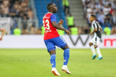 Basel, İsviçre - 1 Ağustos 2018: Eylem Paok rakip arasındaki Uefa Şampiyonlar Ligi maç sırasında Basel Eder Balanta oyuncu Basel St. Jakob-Park Stadı'nda oynanan