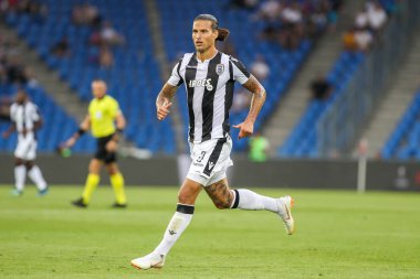 Basel, İsviçre - 1 Ağustos 2018: Paok rakip arasındaki Uefa Şampiyonlar Ligi maç sırasında eylem Paok Aleksandar Prijovic oyuncu Basel St. Jakob-Park Stadı'nda oynanan