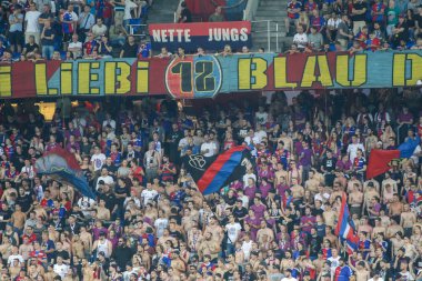 Basel, İsviçre - 1 Ağustos 2018: Basel hayranları Paok rakip arasındaki Uefa Şampiyonlar Ligi maç sırasında onların takım için kutluyor Basel St. Jakob-Park Stadı'nda oynanan