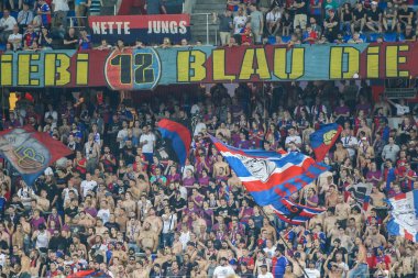 Basel, İsviçre - 1 Ağustos 2018: Basel hayranları Paok rakip arasındaki Uefa Şampiyonlar Ligi maç sırasında onların takım için kutluyor Basel St. Jakob-Park Stadı'nda oynanan