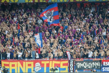 Basel, İsviçre - 1 Ağustos 2018: Basel hayranları Paok rakip arasındaki Uefa Şampiyonlar Ligi maç sırasında onların takım için kutluyor Basel St. Jakob-Park Stadı'nda oynanan