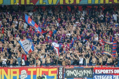 Basel, İsviçre - 1 Ağustos 2018: Basel hayranları Paok rakip arasındaki Uefa Şampiyonlar Ligi maç sırasında onların takım için kutluyor Basel St. Jakob-Park Stadı'nda oynanan