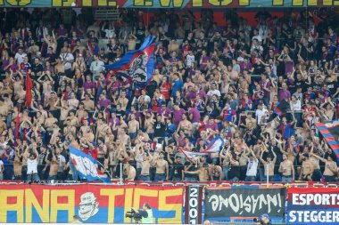 Basel, İsviçre - 1 Ağustos 2018: Basel hayranları Paok rakip arasındaki Uefa Şampiyonlar Ligi maç sırasında onların takım için kutluyor Basel St. Jakob-Park Stadı'nda oynanan
