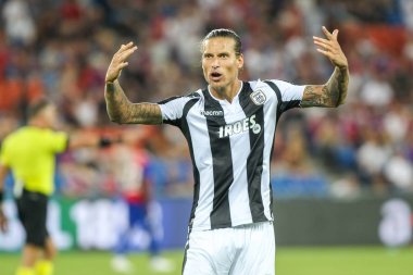 Basel, İsviçre - 1 Ağustos 2018: Oyuncu, Paok Aleksandar Prijovic sırasında eylem Paok rakip arasındaki Uefa Şampiyonlar Ligi maç sırasında Basel St. Jakob-Park Stadı'nda oynanan